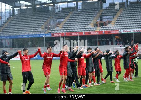 Les joueurs de Freiburg célèbrent devant le stand principal la victoire étroite de 2 :1 après le match du Soccer RL SW 25-26 : 17ème Journée : Freiburg II vs FSV FSV Mainz 05 II Banque D'Images
