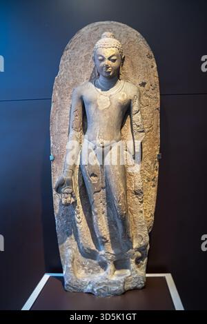 Sculpture de Bouddha debout, donnant la bénédiction, Varada Mudra, Inde École Gupta Sarnath, Ve-vie siècle après JC, Varanasi, Inde Banque D'Images