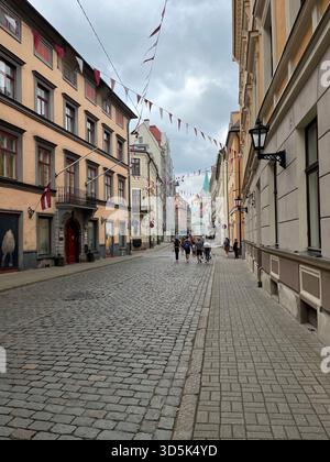 Rue dans la vieille ville de Riga, Lettonie Banque D'Images