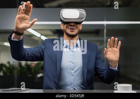 IT Manager utilise la technologie de réalité virtuelle dans un environnement bureautique moderne Banque D'Images