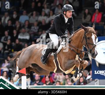 Stuttgart, Allemagne. 16 novembre 2025. Sport équestre/saut : Coupe du monde : compétition de saut d'obstacles avec saut d'obstacles. Willem Greve des pays-Bas remporte le saut sur son cheval Pretty Woman va't Paradijs. Crédit : Bernd Weißbrod/dpa/Alamy Live News Banque D'Images
