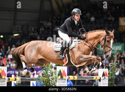 Stuttgart, Allemagne. 16 novembre 2025. Sport équestre/saut : Coupe du monde : compétition de saut d'obstacles avec saut d'obstacles. Willem Greve des pays-Bas remporte le saut sur son cheval Pretty Woman va't Paradijs. Crédit : Bernd Weißbrod/dpa/Alamy Live News Banque D'Images