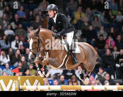 Stuttgart, Allemagne. 16 novembre 2025. Sport équestre/saut : Coupe du monde, 1510 : compétition de saut avec saut. Willem Greve des pays-Bas remporte le saut sur son cheval Pretty Woman va't Paradijs. Crédit : Bernd Weißbrod/dpa/Alamy Live News Banque D'Images