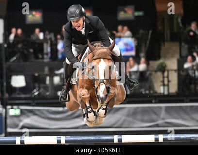 Stuttgart, Allemagne. 16 novembre 2025. Sport équestre/saut : Coupe du monde, compétition de saut d'obstacles avec saut d'obstacles. Willem Greve des pays-Bas remporte le saut sur son cheval Pretty Woman va't Paradijs. Crédit : Bernd Weißbrod/dpa/Alamy Live News Banque D'Images