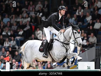 Stuttgart, Allemagne. 16 novembre 2025. Sport équestre/saut : Coupe du monde, compétition de saut d'obstacles avec saut d'obstacles. Rodrigo Giesteira Almeida du Portugal prend la deuxième place avec son cheval Karonia dans le saut. Crédit : Bernd Weißbrod/dpa/Alamy Live News Banque D'Images