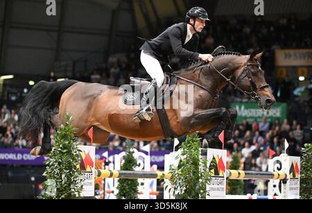 Stuttgart, Allemagne. 16 novembre 2025. Sport équestre/saut : Coupe du monde, compétition de saut d'obstacles avec saut d'obstacles. Richard Vogel d'Allemagne sur son étalon United Touch. Crédit : Bernd Weißbrod/dpa/Alamy Live News Banque D'Images