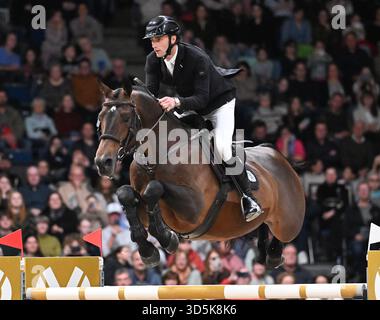 Stuttgart, Allemagne. 16 novembre 2025. Sport équestre/saut : Coupe du monde, compétition de saut d'obstacles avec saut d'obstacles. Richard Vogel d'Allemagne sur son étalon United Touch. Crédit : Bernd Weißbrod/dpa/Alamy Live News Banque D'Images