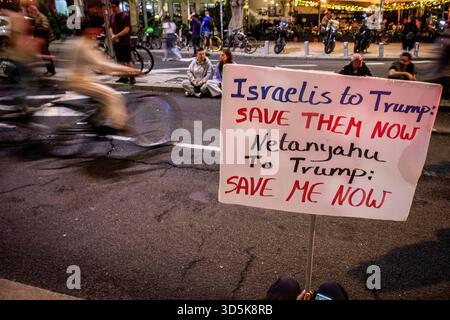 Une pancarte est vue affichée avec des manifestants en arrière-plan assis sur une promenade latérale lors d'un rassemblement exigeant une Commission d'enquête de l'État. Plus de deux ans après le jour le plus meurtrier de l'histoire d'Israël, le gouvernement n'a toujours pas établi de commission officielle d'enquête sur les défaillances de la sécurité et du renseignement qui ont permis au Hamas de tuer plus de 1 200 Israéliens et d'en enlever plus de 250 autres. Au lieu de cela, les ministres ont proposé dimanche une commission indépendante, promettant une large représentation publique et des pouvoirs d'enquête complets, tout en chargeant un comité ministériel, nommé par Netany Banque D'Images