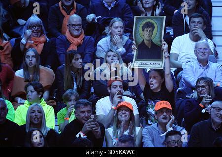 Torino, Italie. 16 novembre 2025. Supporters de l'Italien Jannik Sinner lors de la finale de tennis en simple de l'ATP World Tour finals à l'Inalpi Arena de Turin, Italie - dimanche 16 novembre 2025. Sport - Tennis (photo de Marco Alpozzi/Lapresse) crédit : LaPresse/Alamy Live News Banque D'Images