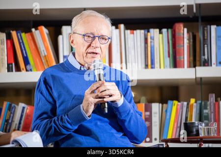 Torino, Italie. 16 novembre 2025. Al circolo dei lettori lo scrittore Isrealiano David Grossman dialoga con Giuseppe Culicchia. Torino, Italie. - Domenica 16 novembre 2025. Cronaca (photo de Matteo Arnoul/LaPresse) au club des lecteurs, l'écrivain israélien David Grossman s'entretient avec Giuseppe Culicchia. Turin, Italie. - Dimanche 16 novembre 2025. - Actualités (photo de Matteo Arnoul/LaPresse). Crédit : LaPresse/Alamy Live News Banque D'Images