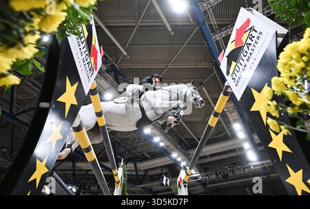 Stuttgart, Allemagne. 16 novembre 2025. Sport équestre/saut : Coupe du monde, compétition de saut d'obstacles avec saut d'obstacles. Marcus Ehning d'Allemagne sur son cheval Flower Girl. Crédit : Bernd Weißbrod/dpa/Alamy Live News Banque D'Images