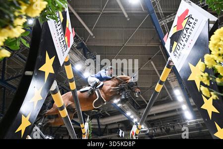Stuttgart, Allemagne. 16 novembre 2025. Sport équestre/saut : Coupe du monde, compétition de saut d'obstacles avec saut d'obstacles. Christian Ahlmann d'Allemagne sur son cheval intact LB. Crédit : Bernd Weißbrod/dpa/Alamy Live News Banque D'Images