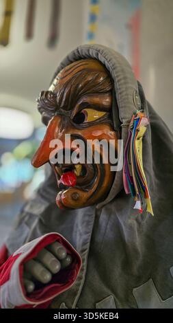 Meersburg, le 27 février 2025. Masque de sorcière traditionnel en bois pour le carnaval allemand Fasnet, Fasnacht ou Fasching Banque D'Images