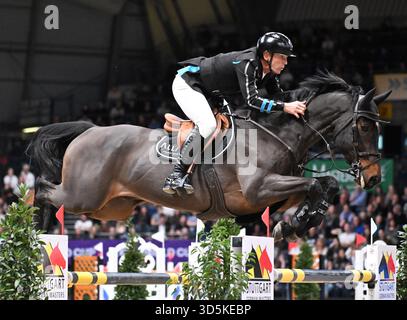 Stuttgart, Allemagne. 16 novembre 2025. Sport équestre/saut : Coupe du monde, compétition de saut d'obstacles avec saut d'obstacles. Peder Fredricson de Suède prend la troisième place sur son cheval Alcapone des Carmille. Crédit : Bernd Weißbrod/dpa/Alamy Live News Banque D'Images