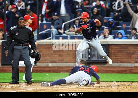 République dominicaine Cristhian Adames (24 ans) glisse dans la plaque à domicile sécuritaire pour marquer alors que son coéquipier Emmanuel Rodriguez (24 ans) saute pour célébrer lors de la sixième manche du match de baseball contre le Porto Rico au Citi Field à Corona, New York, samedi 15 novembre 2025. (Photo : Gordon Donovan) Banque D'Images