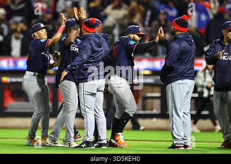 Les joueurs de la République dominicaine célèbrent leur victoire 6-2 dans un match de baseball contre le Porto Rico au Citi Field à Corona, New York, samedi 15 novembre 2025. (Photo : Gordon Donovan) Banque D'Images