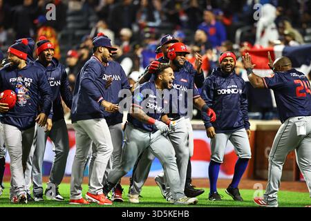 République dominicaine Emmanuel Rodriguez (24 ans) est félicité par ses coéquipiers après avoir couru au cours de la huitième manche du match de baseball contre le Porto Rico au Citi Field à Corona, New York, samedi 15 novembre 2025. (Photo : Gordon Donovan) Banque D'Images