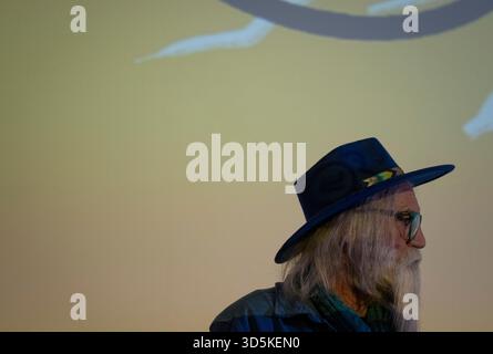 Téhéran, Iran. 15 novembre 2025. Un vieil iranien se tient debout au Musée du cinéma pendant la semaine du design de Téhéran à Téhéran, Iran, le 15 novembre 2025. La semaine du design de Téhéran est un événement inclusif qui tisse le design dans le tissu de la vie urbaine, créant une plate-forme de dialogue créatif entre designers, producteurs et passionnés. (Photo de Morteza Nikoubazl/NurPhoto) crédit : NurPhoto SRL/Alamy Live News Banque D'Images