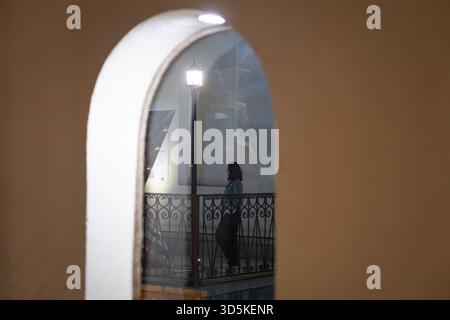 Téhéran, Iran. 15 novembre 2025. Une jeune femme iranienne se tient devant le musée du cinéma pendant la semaine du design de Téhéran à Téhéran, en Iran, le 15 novembre 2025. La semaine du design de Téhéran est un événement inclusif qui tisse le design dans le tissu de la vie urbaine, créant une plate-forme de dialogue créatif entre designers, producteurs et passionnés. (Photo de Morteza Nikoubazl/NurPhoto) crédit : NurPhoto SRL/Alamy Live News Banque D'Images