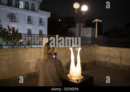 Téhéran, Iran. 15 novembre 2025. Une femme iranienne prend des photos d'une sculpture placée à l'extérieur du musée du cinéma pendant la semaine du design de Téhéran à Téhéran, en Iran, le 15 novembre 2025. La semaine du design de Téhéran est un événement inclusif qui tisse le design dans le tissu de la vie urbaine, créant une plate-forme de dialogue créatif entre designers, producteurs et passionnés. (Photo de Morteza Nikoubazl/NurPhoto) crédit : NurPhoto SRL/Alamy Live News Banque D'Images