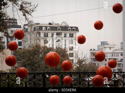 Téhéran, Iran. 15 novembre 2025. Une installation interactive est photographiée devant le musée du cinéma pendant la semaine du design de Téhéran à Téhéran, en Iran, le 15 novembre 2025. La semaine du design de Téhéran est un événement inclusif qui tisse le design dans le tissu de la vie urbaine, créant une plate-forme de dialogue créatif entre designers, producteurs et passionnés. (Photo de Morteza Nikoubazl/NurPhoto) crédit : NurPhoto SRL/Alamy Live News Banque D'Images