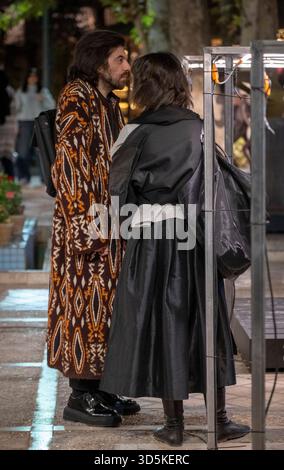 Téhéran, Iran. 15 novembre 2025. Un homme iranien et une jeune femme se tiennent ensemble devant le Musée du cinéma pendant la semaine du design de Téhéran à Téhéran, Iran, le 15 novembre 2025. La semaine du design de Téhéran est un événement inclusif qui tisse le design dans le tissu de la vie urbaine, créant une plate-forme de dialogue créatif entre designers, producteurs et passionnés. (Photo de Morteza Nikoubazl/NurPhoto) crédit : NurPhoto SRL/Alamy Live News Banque D'Images