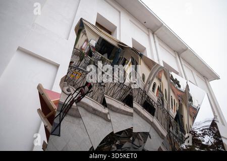 Téhéran, Iran. 15 novembre 2025. Une sculpture interactive est photographiée devant le Musée du cinéma pendant la semaine du design de Téhéran à Téhéran, Iran, le 15 novembre 2025. La semaine du design de Téhéran est un événement inclusif qui tisse le design dans le tissu de la vie urbaine, créant une plate-forme de dialogue créatif entre designers, producteurs et passionnés. (Photo de Morteza Nikoubazl/NurPhoto) crédit : NurPhoto SRL/Alamy Live News Banque D'Images