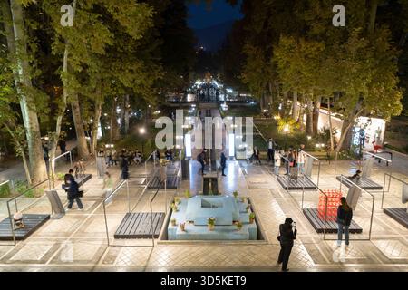 Téhéran, Iran. 15 novembre 2025. Des sculptures interactives sont placées dans une zone à l'extérieur du musée du cinéma pendant la semaine du design de Téhéran à Téhéran, en Iran, le 15 novembre 2025. La semaine du design de Téhéran est un événement inclusif qui tisse le design dans le tissu de la vie urbaine, créant une plate-forme de dialogue créatif entre designers, producteurs et passionnés. (Photo de Morteza Nikoubazl/NurPhoto) crédit : NurPhoto SRL/Alamy Live News Banque D'Images