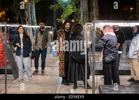 Téhéran, Iran. 15 novembre 2025. Les Iraniens se rassemblent devant le musée du cinéma pendant la semaine du design de Téhéran à Téhéran, en Iran, le 15 novembre 2025. La semaine du design de Téhéran est un événement inclusif qui tisse le design dans le tissu de la vie urbaine, créant une plate-forme de dialogue créatif entre designers, producteurs et passionnés. (Photo de Morteza Nikoubazl/NurPhoto) crédit : NurPhoto SRL/Alamy Live News Banque D'Images