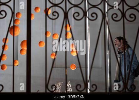 Téhéran, Iran. 15 novembre 2025. Un jeune iranien regarde une installation interactive placée devant le musée du cinéma pendant la semaine du design de Téhéran à Téhéran, en Iran, le 15 novembre 2025. La semaine du design de Téhéran est un événement inclusif qui tisse le design dans le tissu de la vie urbaine, créant une plate-forme de dialogue créatif entre designers, producteurs et passionnés. (Photo de Morteza Nikoubazl/NurPhoto) crédit : NurPhoto SRL/Alamy Live News Banque D'Images