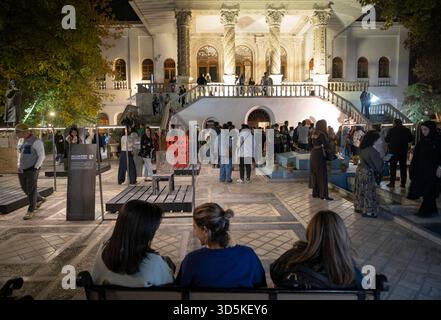 Téhéran, Iran. 15 novembre 2025. Les Iraniens se rassemblent devant le musée du cinéma pendant la semaine du design de Téhéran à Téhéran, en Iran, le 15 novembre 2025. La semaine du design de Téhéran est un événement inclusif qui tisse le design dans le tissu de la vie urbaine, créant une plate-forme de dialogue créatif entre designers, producteurs et passionnés. (Photo de Morteza Nikoubazl/NurPhoto) crédit : NurPhoto SRL/Alamy Live News Banque D'Images