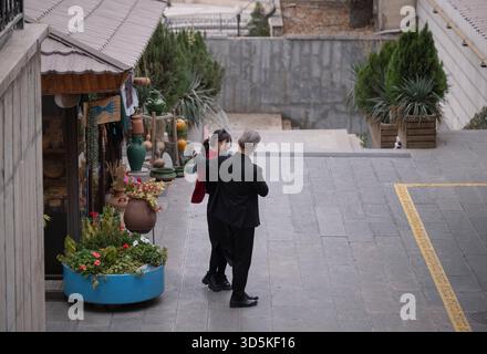 Téhéran, Iran. 15 novembre 2025. Des jeunes iraniens se rassemblent devant le Musée du cinéma pendant la semaine du design de Téhéran à Téhéran, en Iran, le 15 novembre 2025. La semaine du design de Téhéran est un événement inclusif qui tisse le design dans le tissu de la vie urbaine, créant une plate-forme de dialogue créatif entre designers, producteurs et passionnés. (Photo de Morteza Nikoubazl/NurPhoto) crédit : NurPhoto SRL/Alamy Live News Banque D'Images
