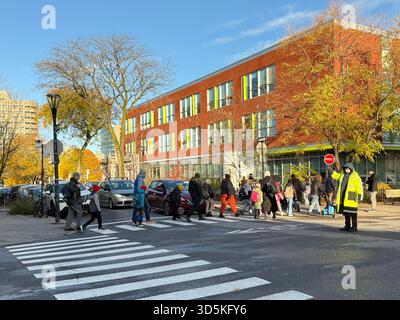 Croisement de rue à côté de l'école, Montréal Canada Banque D'Images