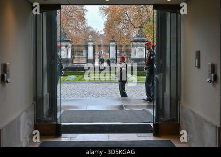 La police militaire belge se tient sur la place de la Nation au Palais de la Nation à Bruxelles, sécurisant la zone avant l'arrivée de la famille royale pour t Banque D'Images