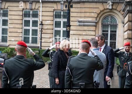 Leurs Altesses Royales la Princesse Astrid arrivent à l’entrée de la place de la Nation du Parlement fédéral belge pour la cérémonie de la Fête du Roi sur le thème « Dip Banque D'Images