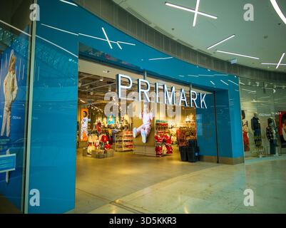 Bratislava, Slovaquie - 16 novembre 2025 : Primark Store Front dans le centre commercial Eurovea. Bratislava. Slovaquie. Banque D'Images