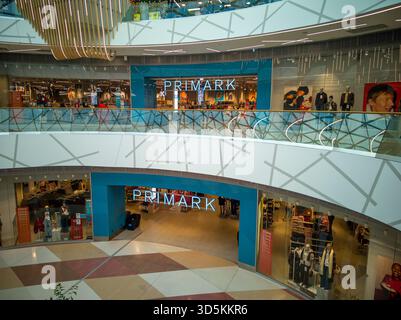 Bratislava, Slovaquie - 16 novembre 2025 : Primark Store Front dans le centre commercial Eurovea. Bratislava. Slovaquie. Banque D'Images