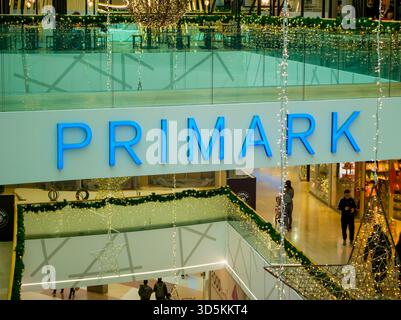Bratislava, Slovaquie - 16 novembre 2025 : Primark Store Front dans le centre commercial Eurovea. Bratislava. Slovaquie. Banque D'Images