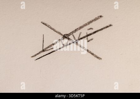 dessin sur papier avec un crayon de bois avec une mine noire, gros plan Banque D'Images