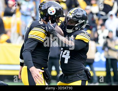 Pittsburgh, États-Unis. 16 novembre 2025. Kenneth Gainwell (14 ans) célèbre son touchdown avec le quarterback Aaron Rodgers (8 ans) des Pittsburgh Steelers dans le premier quart-temps contre les Bengals de Cincinnati au stade Acrisure le dimanche 16 novembre 2025 à Pittsburgh. Photo par Archie Carpenter/UPI crédit : UPI/Alamy Live News Banque D'Images