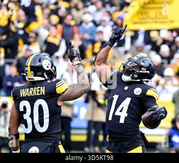 Pittsburgh, États-Unis. 16 novembre 2025. Pittsburgh Steelers Running back Kenneth Gainwell (14 ans) célèbre son touchdown avec les Pittsburgh Steelers Running back Jaylen Warren (30 ans) dans le premier quart-temps contre les Bengals de Cincinnati au stade Acrisure le dimanche 16 novembre 2025 à Pittsburgh. Photo par Archie Carpenter/UPI crédit : UPI/Alamy Live News Banque D'Images