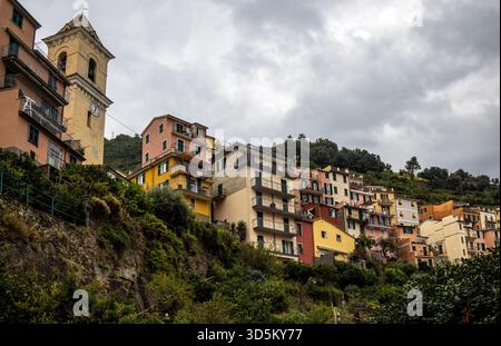 Fotografía de las estrechas calles de Manarola. Fachadas coloridas, casas tradicionales y detalles arquitectónicos mediterráneos. Italia Banque D'Images