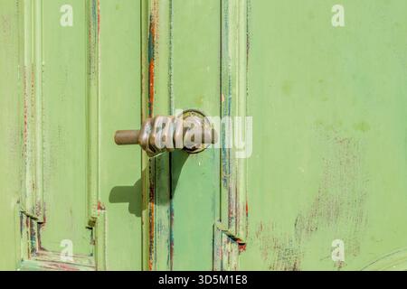 Poignée vintage de l'ancienne porte, en bronze sous la forme d'une main serrée dans un poing. Orientation horizontale, mise au point sélective Banque D'Images