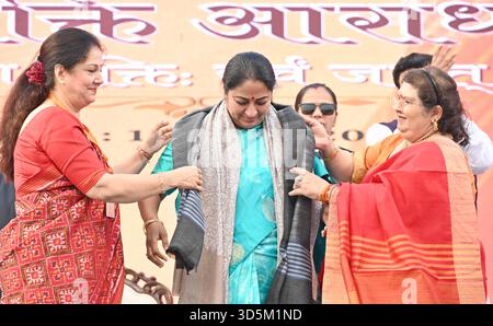 NEW DELHI, INDE - 16 NOVEMBRE : Rekha Gupta, ministre en chef de Delhi, est félicité lors du Mahishasur Mardini Strot Shivir Samapan au Vasudev Ghat, le 16 novembre 2025 à New Delhi, en Inde. Delhi cm a déclaré que trois stations de métro à Pitampura seront renommées pour des raisons d’identité locale. Photo de Sanjeev Verma/Hindustan Times Delhi cm Rekha Gupta assiste au Mahishasur Mardini Strot Shivir Samapan au Vasudev Ghat Banque D'Images