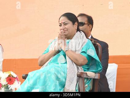 NEW DELHI, INDE - 16 NOVEMBRE : Rekha Gupta, Ministre en chef de Delhi, lors du Mahishasur Mardini Strot Shivir Samapan au Vasudev Ghat, le 16 novembre 2025 à New Delhi, Inde. Delhi cm a déclaré que trois stations de métro à Pitampura seront renommées pour des raisons d’identité locale. Photo de Sanjeev Verma/Hindustan Times Delhi cm Rekha Gupta assiste au Mahishasur Mardini Strot Shivir Samapan au Vasudev Ghat Banque D'Images