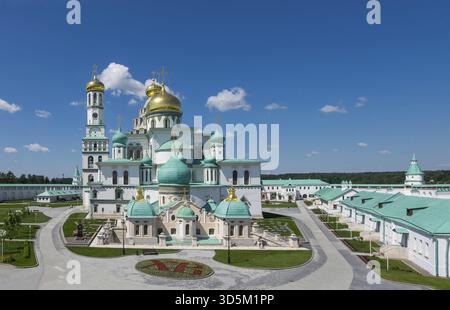 Istra, région de Moscou - 24 juin 2020. Vue des bâtiments du monastère de la Nouvelle Jérusalem de la Résurrection des hommes. Histoire, visiter des lieux célèbres est un co Banque D'Images