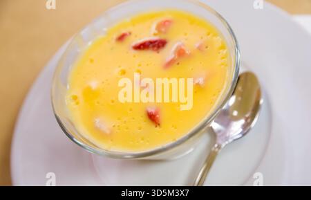Crème anglaise à la fraise mûre Banque D'Images