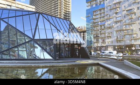 10.02.2025, Batumi, Géorgie : Restaurant McDonald's moderne avec une façade en verre futuriste reflétant les bâtiments environnants, dans un environnement urbain Banque D'Images