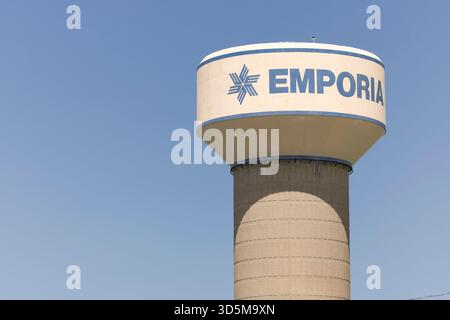 Emporia, Kansas, États-Unis - 18 juin 2023 : le soleil brille l'après-midi sur le château d'eau du centre-ville d'Emporia. Banque D'Images