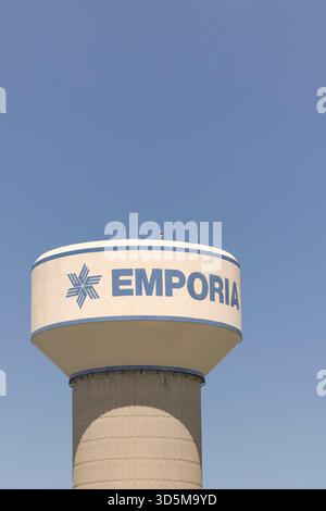 Emporia, Kansas, États-Unis - 18 juin 2023 : le soleil brille l'après-midi sur le château d'eau du centre-ville d'Emporia. Banque D'Images